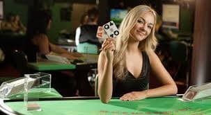 Meja permainan casino lengkap dengan dealer profesional dan pemain